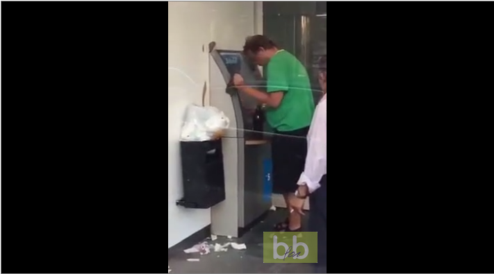 Un homme a la mauvaise idée de retirer de l’argent en étant ivre