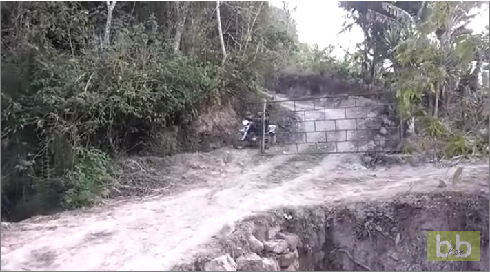 Un motard évite une barrière, mais pas le ravin !