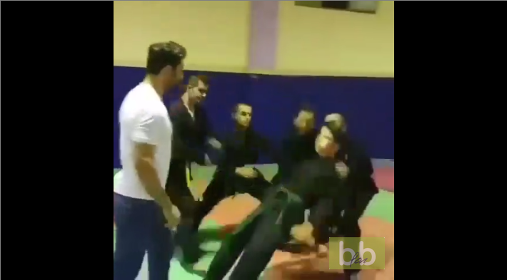 Un professeur d’arts martiaux montre la technique pour mettre quelqu’un KO en 1 seconde