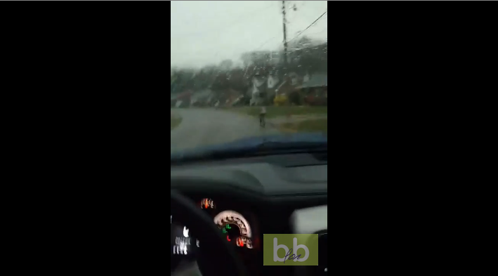 Il punit son fils en l’obligeant à se rendre à l’école en courant