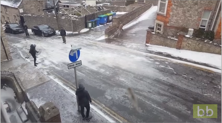 Cette route verglacée est impossible à monter en Angleterre