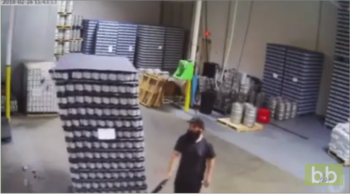 Une très mauvaise journée pour ce manutentionnaire !!