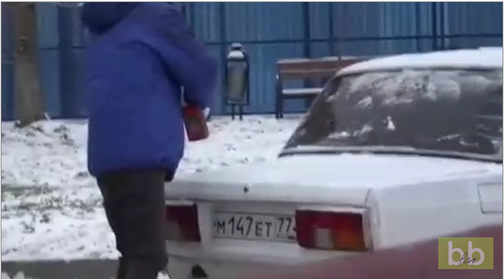 Quand voiture est mal garée est prend 2 places , cet homme à une solution