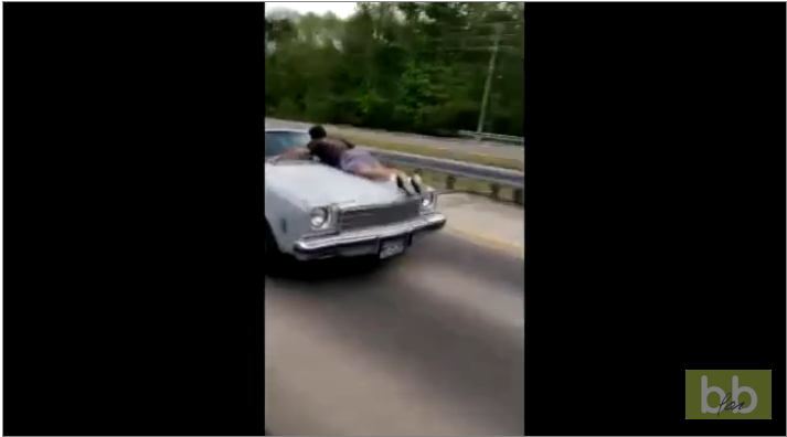 Alors qu’il est accroché au capot de sa voiture, il demande aux autres automobilistes d&rsquo;appeler la police