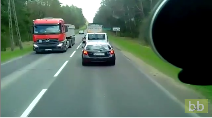 Routier vs Automobiliste qui jette ses ordures par la fenêtre