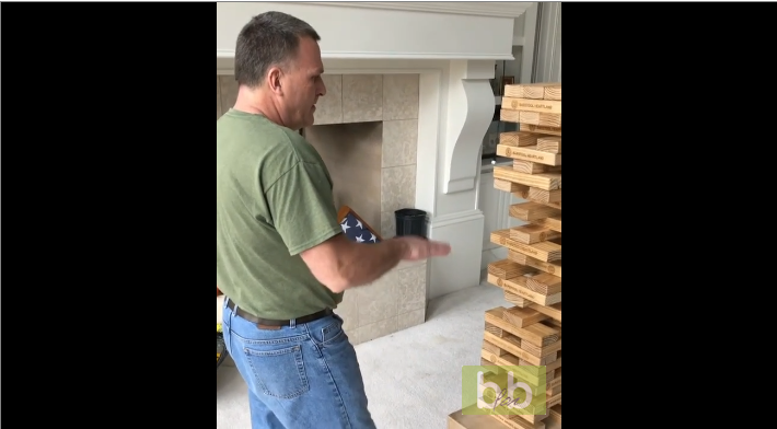 Cet homme tente un coup impossible au Jenga !