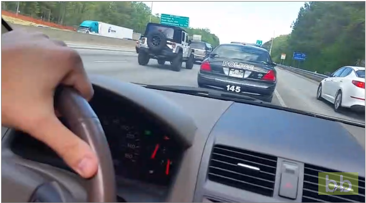 Quand un automobiliste remonte les bouchons sur l’autoroute… Mauvaise idée !