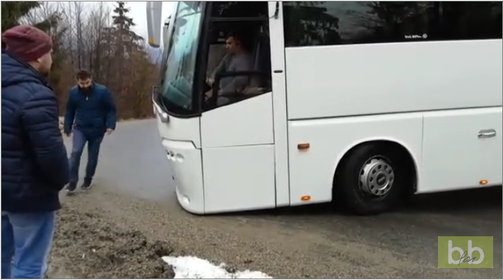 Quand un Autocar tente un virage de montagne…