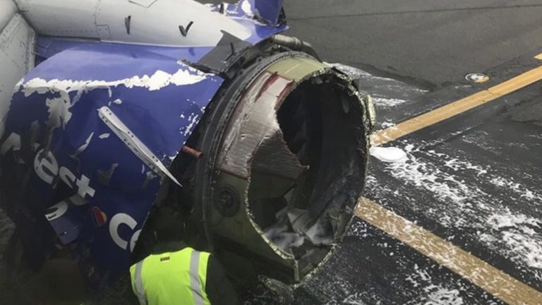 Un passager filme l’intérieur de l’avion de la Southwest après l’explosion d’un moteur en vol