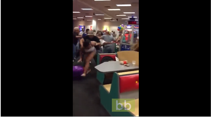 Tu manges tranquillement ton burger quand soudain…