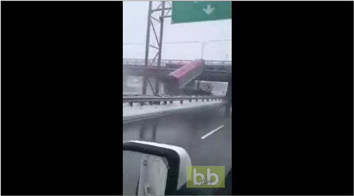Un chauffeur n’a pas descendu la benne de son camion et va le regretter en passant sous un pont