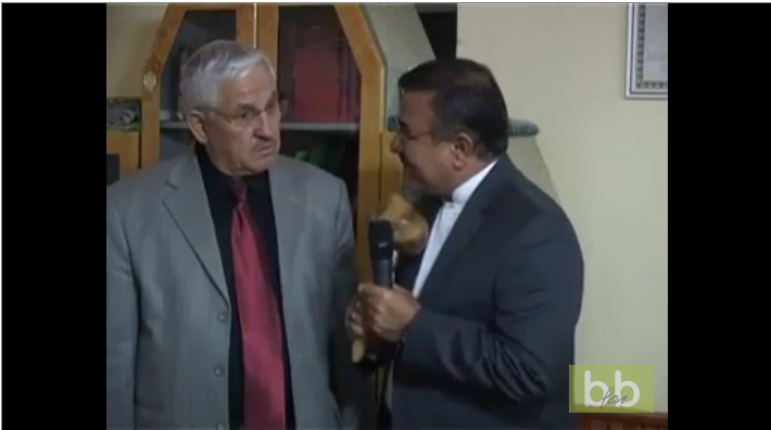 Un journaliste confond son micro avec un champignon.