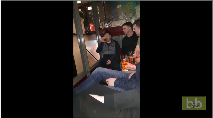 Un jeune homme descend une bière cul sec…