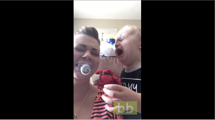 Un bébé console sa mère qui pleure en lui donnant sa tétine