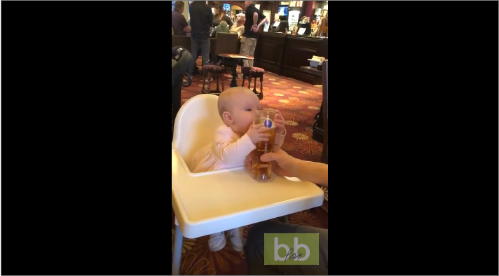 Un bébé est déjà accro à la bière