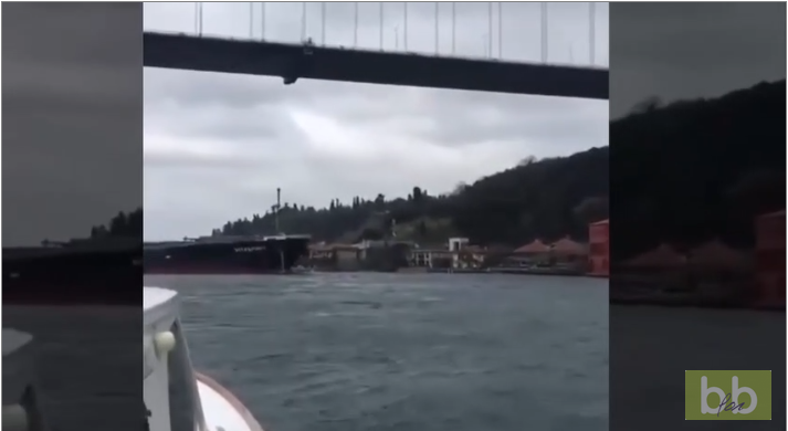 Un cargo incontrôlable détruit une maison au bord du Bosphore à Istanbul