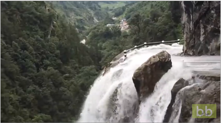 Une route traversée par une cascade au Népal