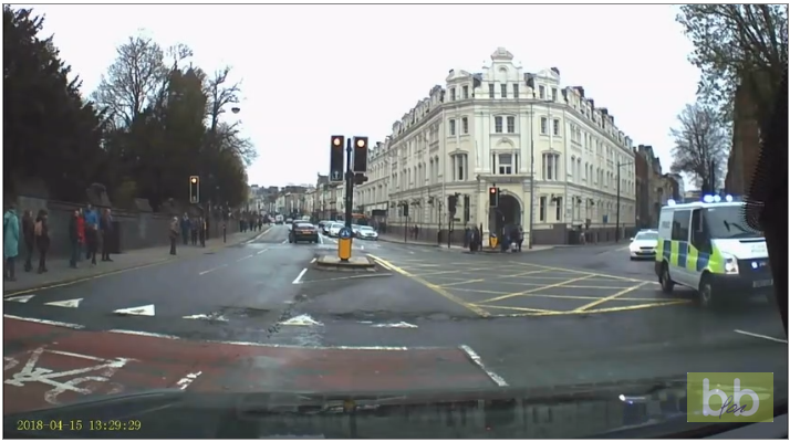 Un passant met à terre un cycliste armé d’un couteau poursuivi par la police
