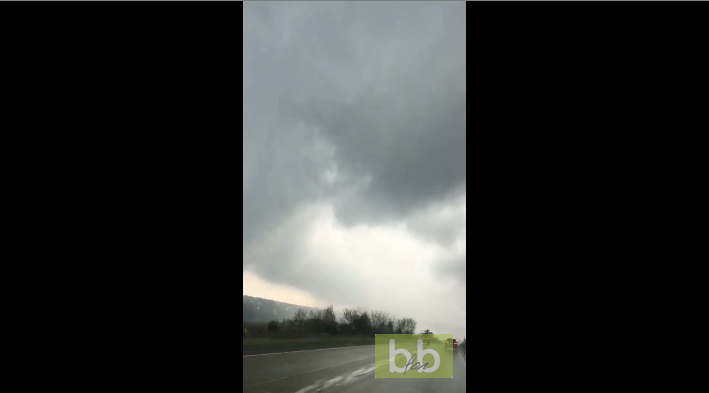 Une femme filme une tornade qui fait subitement décoller sa voiture
