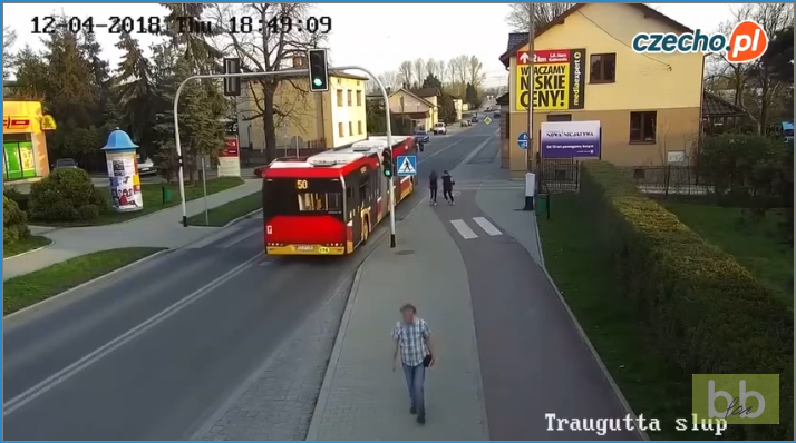 Une fille pousse sa copine vers la route juste au moment où un bus passe en Pologne