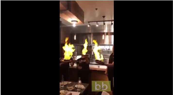 Des serveurs ont la mauvaise idée de faire flamber les assiettes de clients !