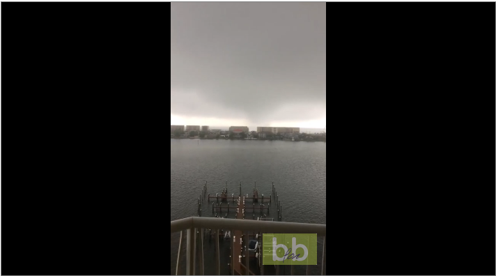Un homme filme une tornade qui passe juste sous sa fenêtre
