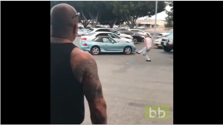 Un homme se fait virer d’un bar et cherche la bagarre d&rsquo;une très drôle de façon !