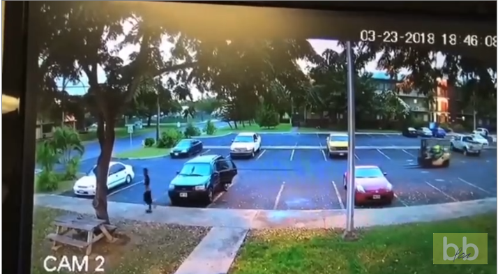 Un homme vole une voiture avec un chariot élévateur en pleine journée