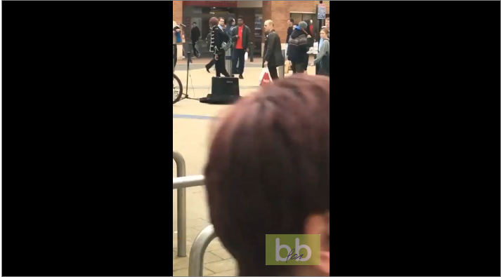 Un chien profite de deux hommes ivres qui se battent au sol