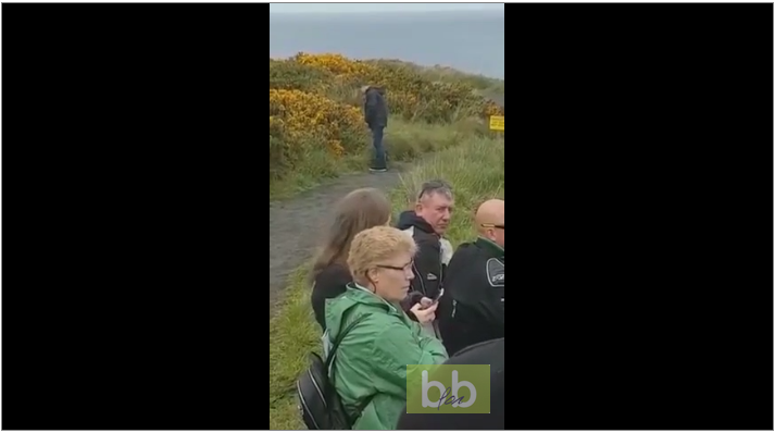 Un jeune homme ivre tente de se soulager cotre des buissons