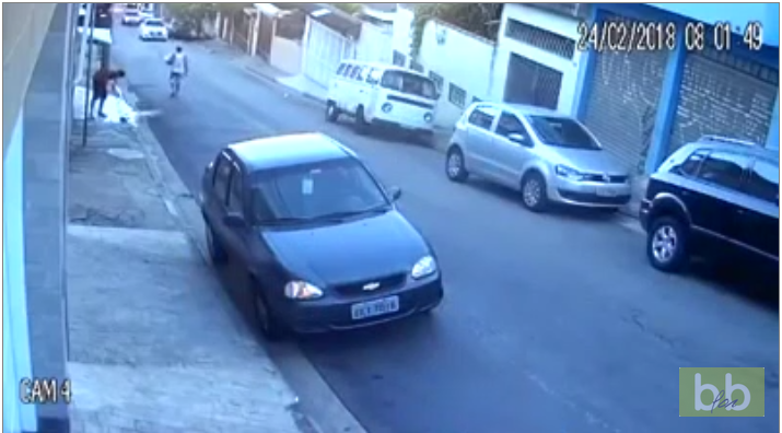 Cette homme va vraiment regretter d’avoir mal garé sa voiture