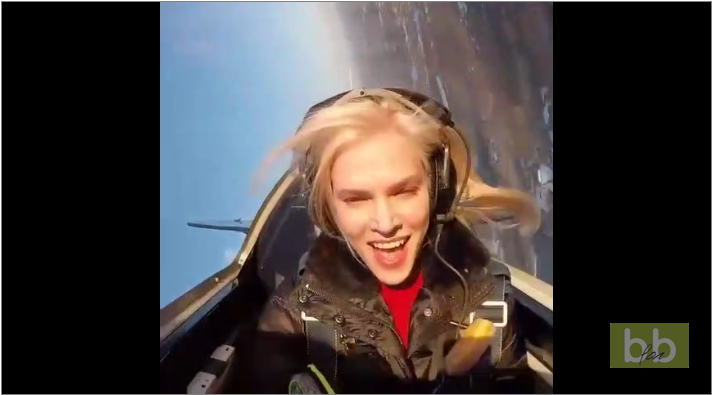 Cette fille doit manger un Donut pendant un vol en avion de voltige