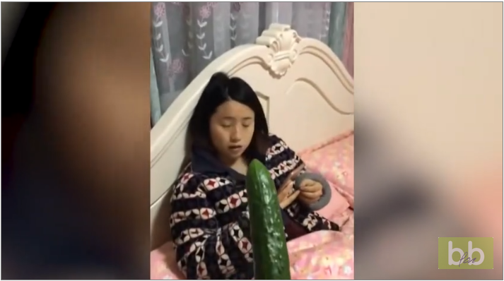 La mauvaise blague avec un concombre