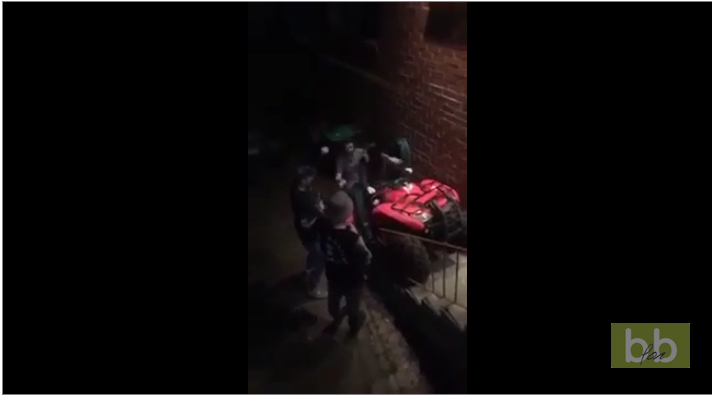 Ils essayent de monter des escaliers en quad dans l’arrière-cour d’un immeuble