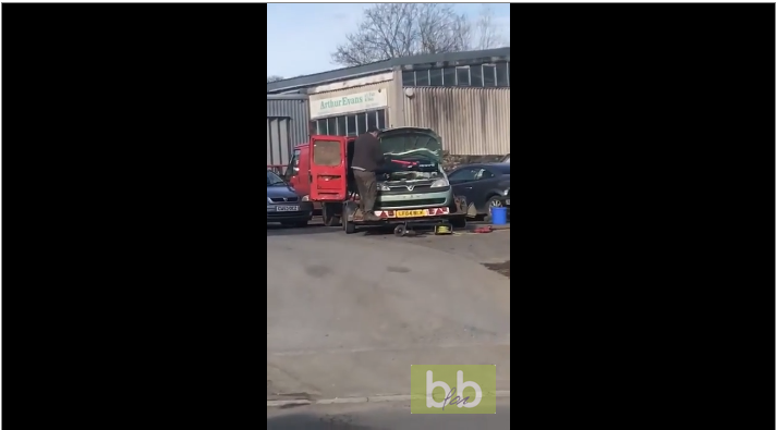 Le mécanicien aux méthodes de réparations la plus bizarre au monde !