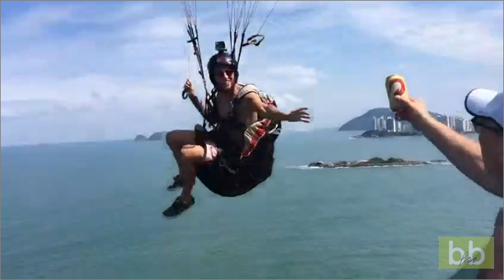 Un parapentiste attrape une bière depuis un balcon au Brésil