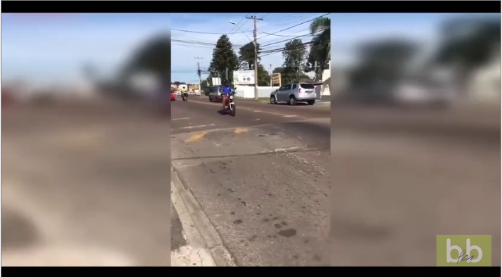 Quand un motard oublie de ralentir en passant sur un dos d’âne