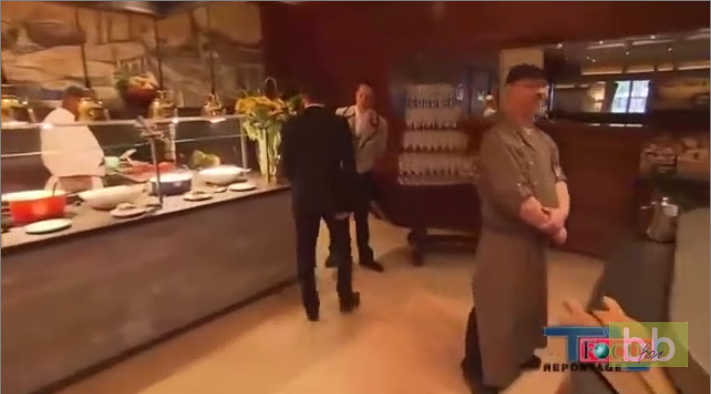 Un serveur fait l’erreur de taper sur une table où se trouve une tour de verres