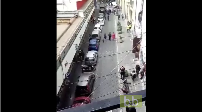 Quand des supporters de Naples croisent des supporters de la Juventus dans une rue