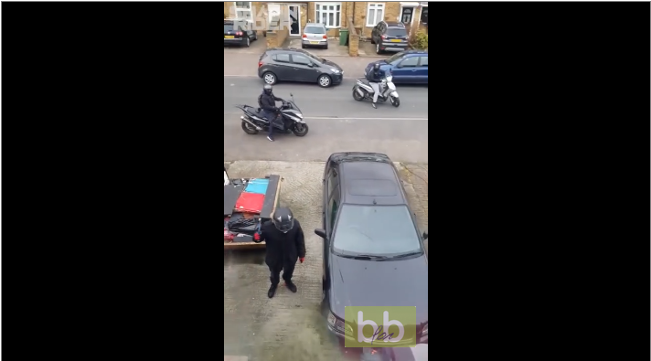 Il filme 4 personnes qui tentent de voler sa moto devant chez lui