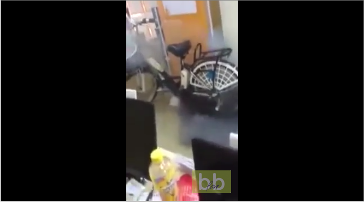 En Chine, un vélo électrique explose.