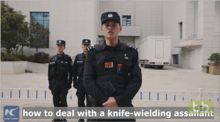 La police chinoise montre la seule et unique bonne technique pour se défendre face à une attaque au couteau