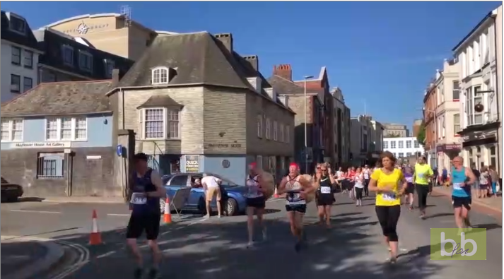 Une automobiliste force le passage en plein semi-marathon en Angleterre