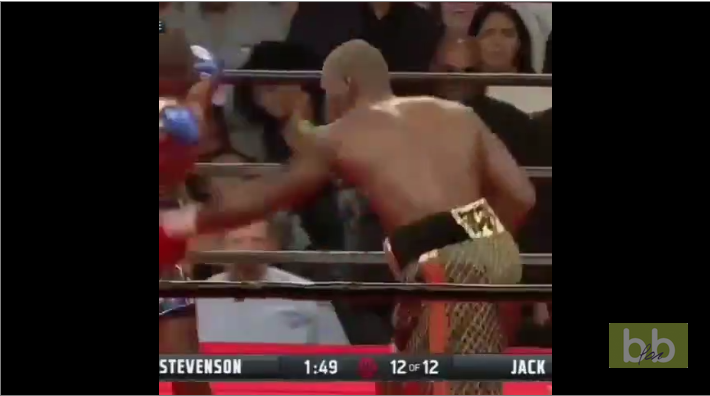 Un boxeur met un coup de poing involontaire dans la tête de l’arbitre