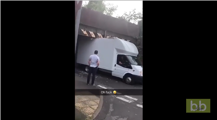 Un camion coincé sous un pont veut absolument se débloquer