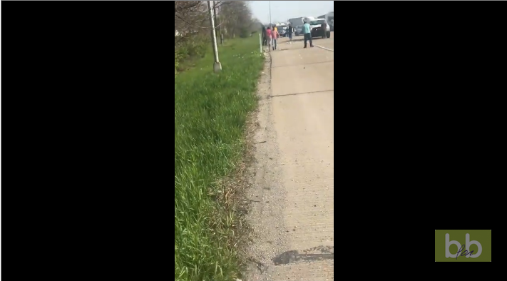 La porte d’un camion de transport de fonds s’ouvre sur l’autoroute et 600 000 dollars s’échappent