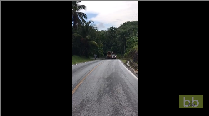 Un camion transportant un bulldozer glisse sur une colline