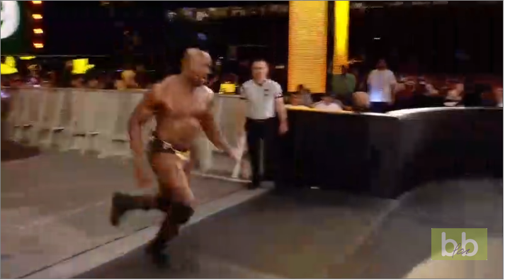 Un catcheur fait la pire entrée du monde sur le ring