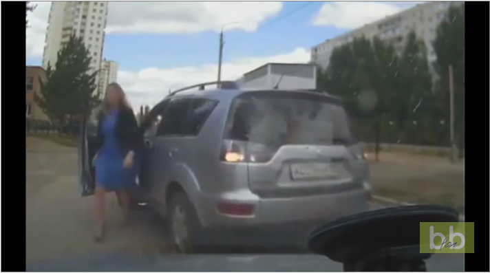 Une femme sort de sa voiture pour mettre un coup de pression à un automobiliste…
