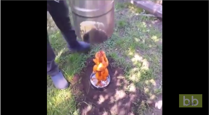 Faire cuire un poulet sous un baril